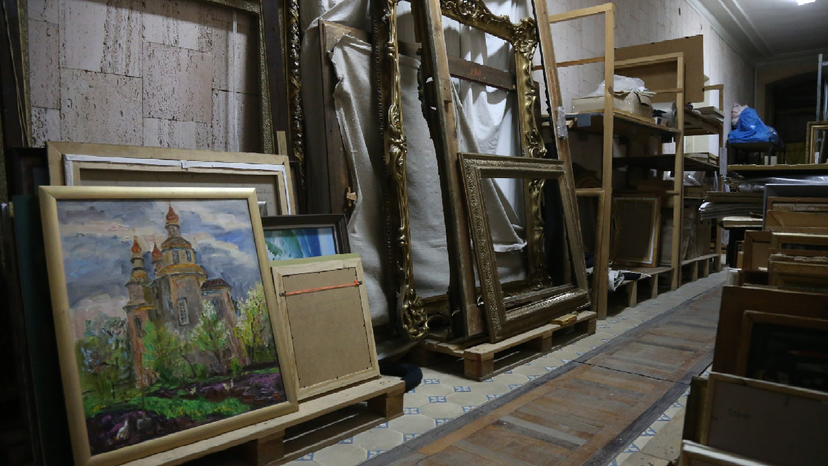 Окупанти перевезуть викрадені картини з Херсонської області до Сімферополя